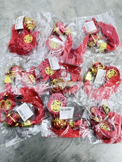 057-6#ป้ายแดงมงคล คละแบบ 12 ชิ้น /โหล ราคา 20 บาท