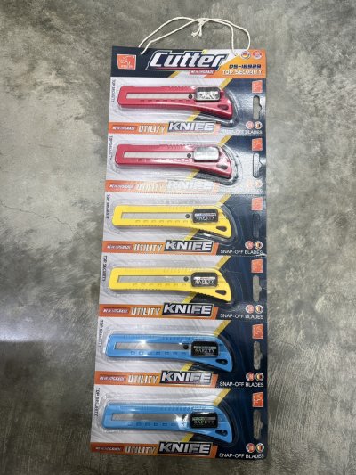 DS16929#มีดคัตเตอร์คละสี 6 ชิ้น /แพ็ค   ราคา 20 บาท