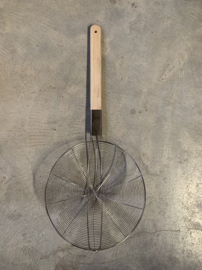 A042-114 กระชอนตักทอด30ซม. ด้ามไม้ 12ชิ้น/แพ็ค ราคา129บาท