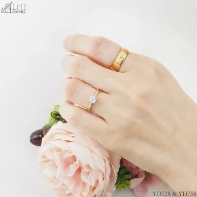 รูปมือ แหวนเพชรคู่ YD528 & YD758 รูปมือ แหวนเพชรคู่ YD528 & YD758