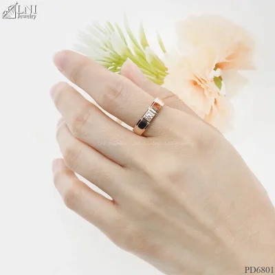 รูปมือ PD6801 แหวนเพชรเม็ดเดียว แรขนแมว รูปมือ PD6801 แหวนเพชรเม็ดเดียว แรขนแมว