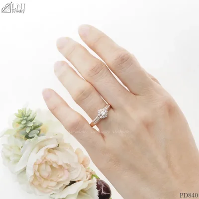 รูปมือ PD840 แหวนเพชรล้อม รูปมือ PD840 แหวนเพชรล้อม