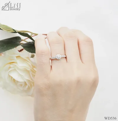 รูปมือ WD536 แหวนเพชรกระจุก รูปมือ WD536 แหวนเพชรกระจุก