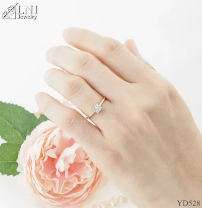 รูปมือ YD528 แหวนเพชรกระจุก รูปมือ YD528 แหวนเพชรกระจุก