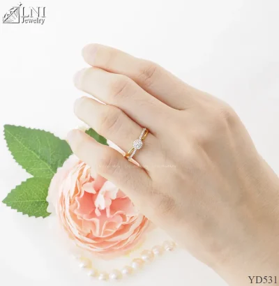 รูปมือ YD531 แหวนเพชรกระจุก รูปมือ YD531 แหวนเพชรกระจุก