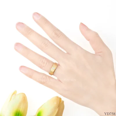 รูปมือ YD758 แหวนเพชรเม็ดเดียว แรขนแมว รูปมือ YD758 แหวนเพชรเม็ดเดียว แรขนแมว