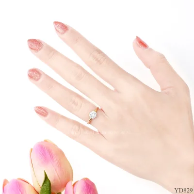 รูปมือ YD829 แหวนเพชรกระจุก รูปมือ YD829 แหวนเพชรกระจุก