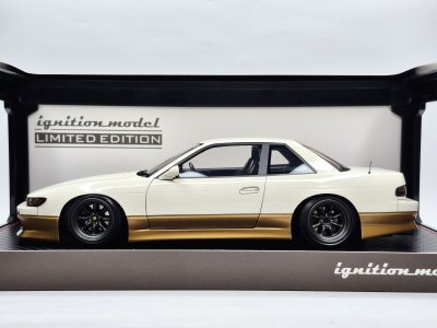 VERTEX S13 Silvia สีขาว/ทอง พร้อมเครื่องยนต์ SR20 | สเกล 1:18 (IG3589)
