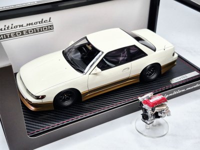 VERTEX S13 Silvia สีขาว/ทอง พร้อมเครื่องยนต์ SR20 | สเกล 1:18 (IG3589)