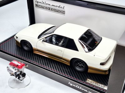 VERTEX S13 Silvia สีขาว/ทอง พร้อมเครื่องยนต์ SR20 | สเกล 1:18 (IG3589)