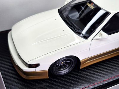 VERTEX S13 Silvia สีขาว/ทอง พร้อมเครื่องยนต์ SR20 | สเกล 1:18 (IG3589)