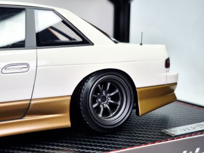 VERTEX S13 Silvia สีขาว/ทอง พร้อมเครื่องยนต์ SR20 | สเกล 1:18 (IG3589)