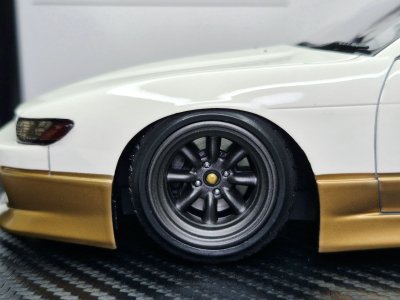 VERTEX S13 Silvia สีขาว/ทอง พร้อมเครื่องยนต์ SR20 | สเกล 1:18 (IG3589)