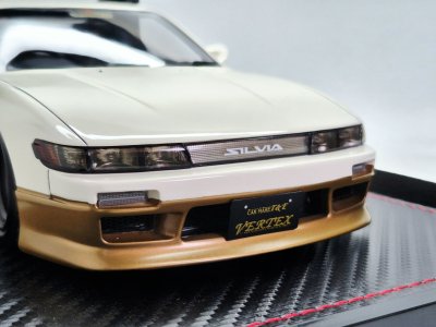 VERTEX S13 Silvia สีขาว/ทอง พร้อมเครื่องยนต์ SR20 | สเกล 1:18 (IG3589)