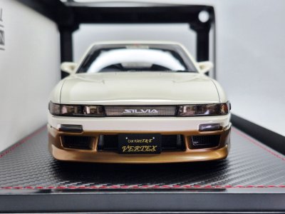 VERTEX S13 Silvia สีขาว/ทอง พร้อมเครื่องยนต์ SR20 | สเกล 1:18 (IG3589)