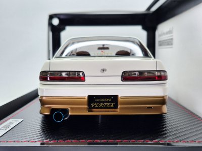 VERTEX S13 Silvia สีขาว/ทอง พร้อมเครื่องยนต์ SR20 | สเกล 1:18 (IG3589)