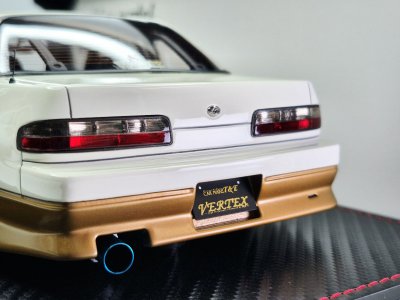 VERTEX S13 Silvia สีขาว/ทอง พร้อมเครื่องยนต์ SR20 | สเกล 1:18 (IG3589)