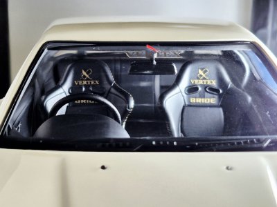 VERTEX S13 Silvia สีขาว/ทอง พร้อมเครื่องยนต์ SR20 | สเกล 1:18 (IG3589)