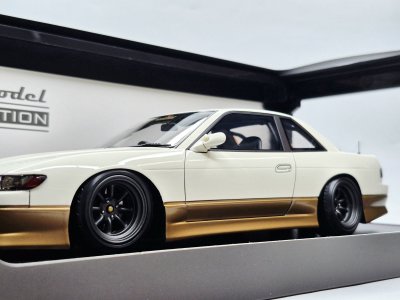 VERTEX S13 Silvia สีขาว/ทอง พร้อมเครื่องยนต์ SR20 | สเกล 1:18 (IG3589)