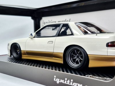 VERTEX S13 Silvia สีขาว/ทอง พร้อมเครื่องยนต์ SR20 | สเกล 1:18 (IG3589)