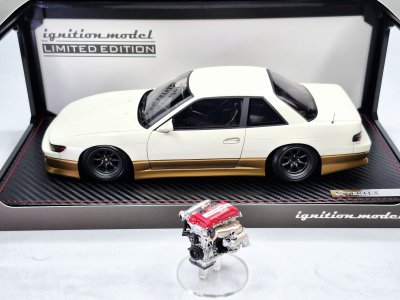 VERTEX S13 Silvia สีขาว/ทอง พร้อมเครื่องยนต์ SR20 | สเกล 1:18 (IG3589)