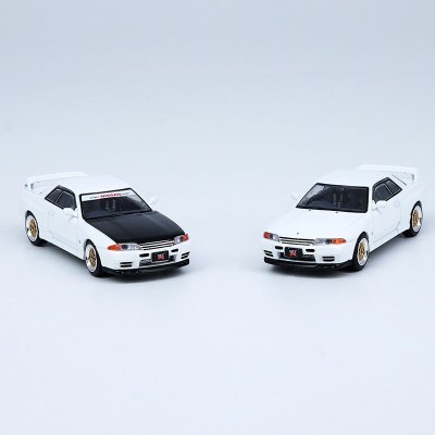 NISSAN SKYLINE GT-R (R32) Crystal White With Extra Wheels and Extra decals