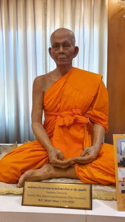 พิพิธภัณฑ์สักทอง แสดงรูปปั้นหุ่นขี้ผึ้งเท่าพระองค์จริงของสมเด็จพระสังฆราช 18 พระองค์ ตั้งแต่ปี พ.ศ. 1782 ถึงปีปัจจุบัน
