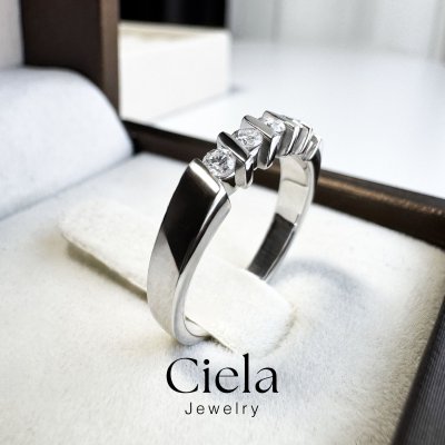 แหวนเพชรแถว Five-Stone Diamond Ring