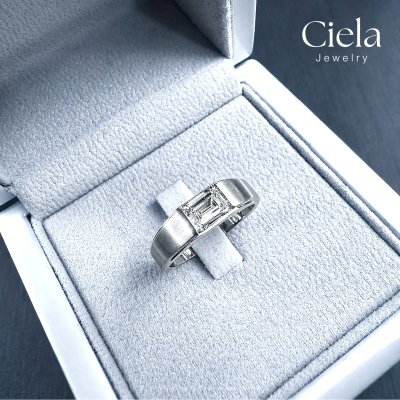 แหวนผู้ชายเพชรเม็ดกลาง Classic Emerald Ring