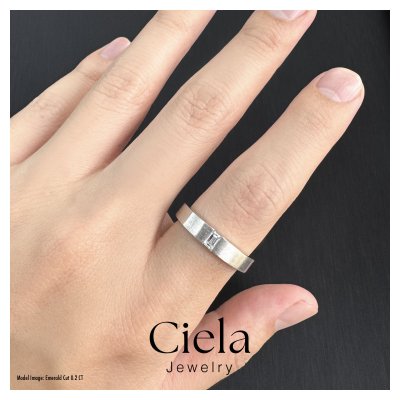 แหวนเกลี้ยงฝังเพชร Emerald Cut ทรงเหลี่ยม