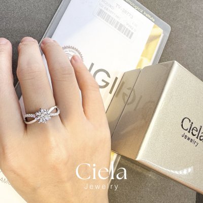 แหวนเพชรเม็ดเดี่ยว Infinity Pavé Twist Solitaire