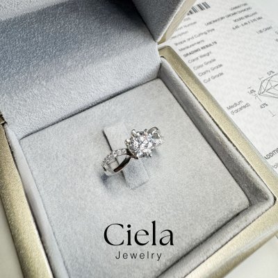 แหวนเพชรเม็ดเดี่ยว Infinity Pavé Twist Solitaire