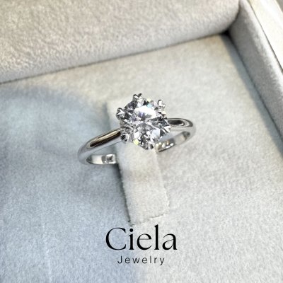 แหวนเพชรเม็ดเดี่ยว Classic Six-Prong Heart Solitaire