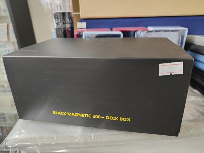 Black Magnetic 300+ Deck Box กล่องใส่การ์ดหนัง 2 ช่อง ข้างนอกสีดำ ข้างในสีชมพู