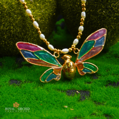 สร้อยคอไข่มุกพร้อมจี้ผีเสื้อกลางคืน
