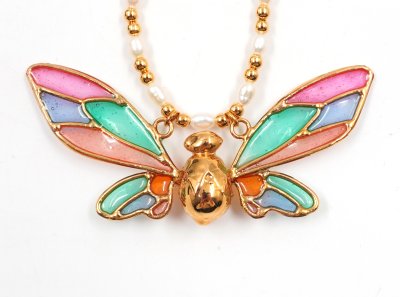 สร้อยคอไข่มุกพร้อมจี้ผีเสื้อกลางคืน