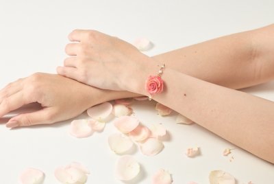 Rose bracelet with pearls