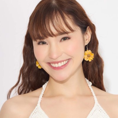 Clear-Coated Mini Chrysanthemum Earrings