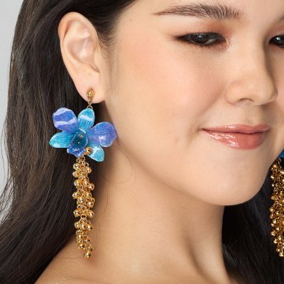 ต่างหูดอกกล้วยไม้เดนโดรเบียมพร้อมระย้าเม็ดพริกไทยชุบทอง