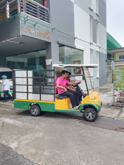 รถขับเคลื่อนมอเตอร์ไฟฟ้าพร้อมคอกบรรทุกถังขยะ 240 ลิตร จำนวน 4 ถัง รุ่นพวงมาลัย พร้อมติดตั้งชุดหลังคาแบบ 2 ที่นั่ง