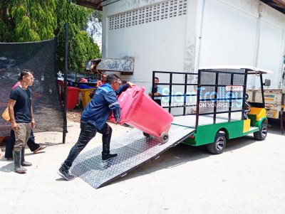 รถขับเคลื่อนมอเตอร์ไฟฟ้าพร้อมคอกบรรทุกถังขยะ 240 ลิตร จำนวน 4 ถัง รุ่นพวงมาลัย พร้อมติดตั้งชุดหลังคาแบบ 2 ที่นั่ง