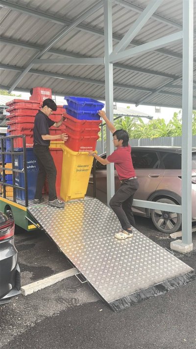 รถขับเคลื่อนมอเตอร์ไฟฟ้าพร้อมคอกบรรทุกถังขยะ 240 ลิตร จำนวน 4 ถัง รุ่นพวงมาลัย พร้อมติดตั้งชุดหลังคาแบบ 2 ที่นั่ง