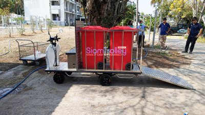 รถขับเคลื่อนไฟฟ้าชนิดนั่งขับพร้อมคอกสแตนเลสบรรทุกถังขยะ 240 ลิตร 2 ถัง