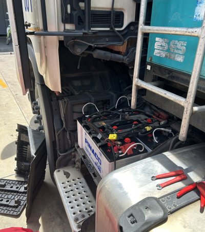 แบตเตอรี่รถหัวลากแหลมฉบัง ส่งด่วน 24 ชม.เปลี่ยนแบต Scania P360 ด้วย PINACO N150 ขั้ว L หูเชือก