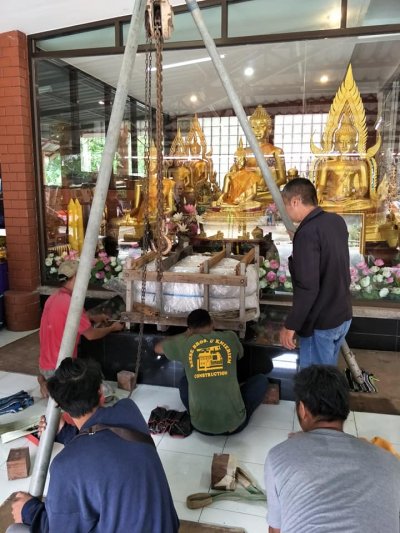 พระพุทธรูปแกะสลักหินขาว