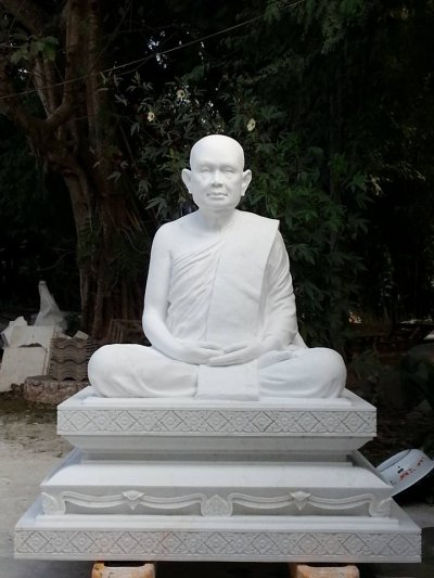 รูปแกะสลักเหมือนหลวงปู่ทวี ณ วัดกตัญญูอนุสรณ์