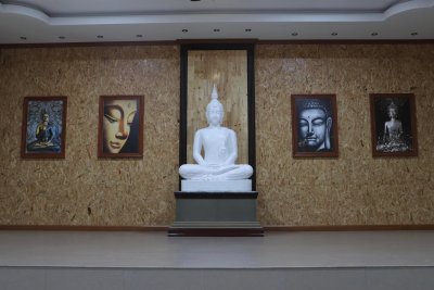พระพุทธรูปแกะสลักหินขาว