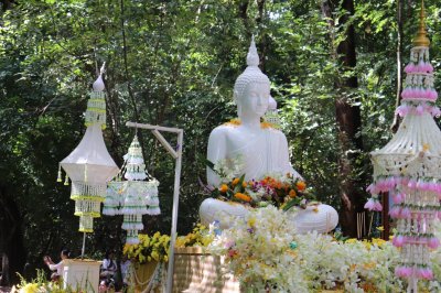 พระพุทธรูปแกะสลักหินขาว