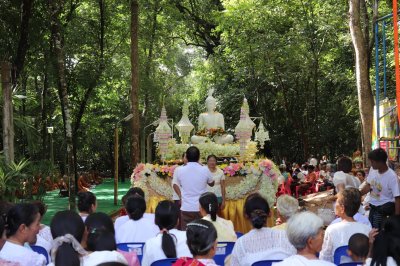 พระพุทธรูปแกะสลักหินขาว