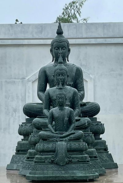 พระพุทธรูปแกะสลักหินเขียว